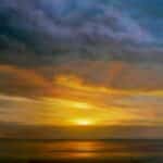 Werk uit de expositie van Dora Devilee en Kees Putman: zonsondergang boven zee onder donkere wolken